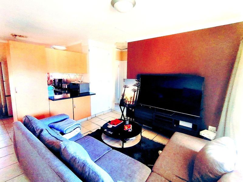 Modern Two-Bedroom Apartment in Secure Complex with Balcony - Photo 8