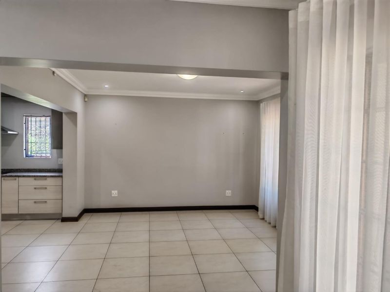 Stunning 5 Bedroom House - Photo 5