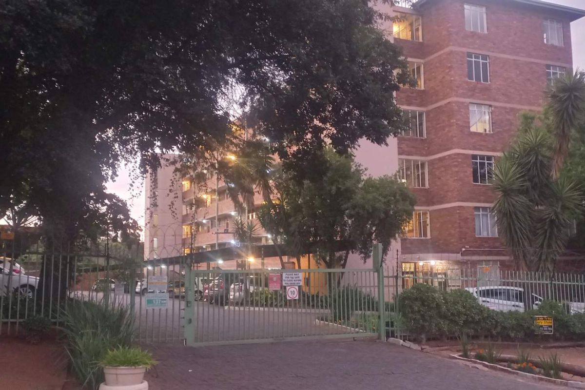 "Ground Floor Silverton Apartment: Comfort & Convenience!" - Photo 2