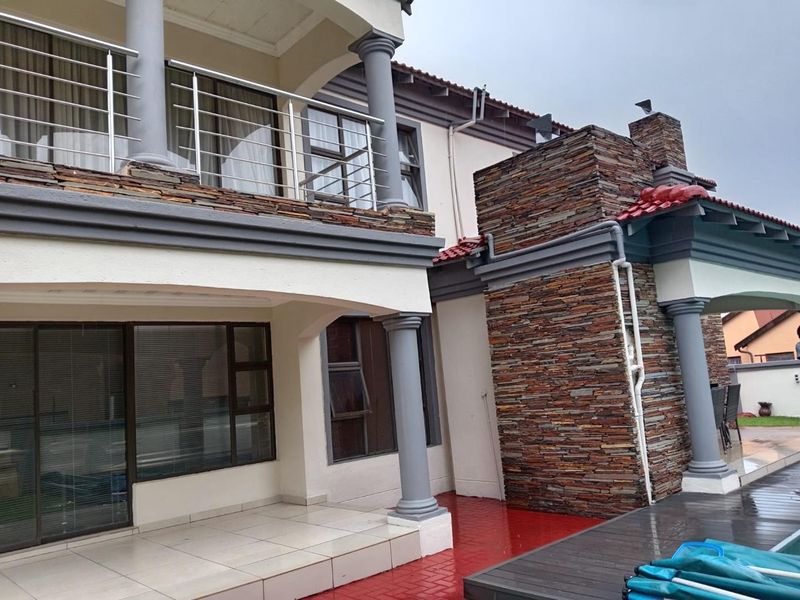 Beautiful Modern 7 Bedroom in Chantelle - Photo 7