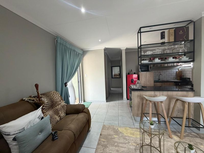 A modern 3 Bedroom house for sale in Lotus Garden. - Photo 4