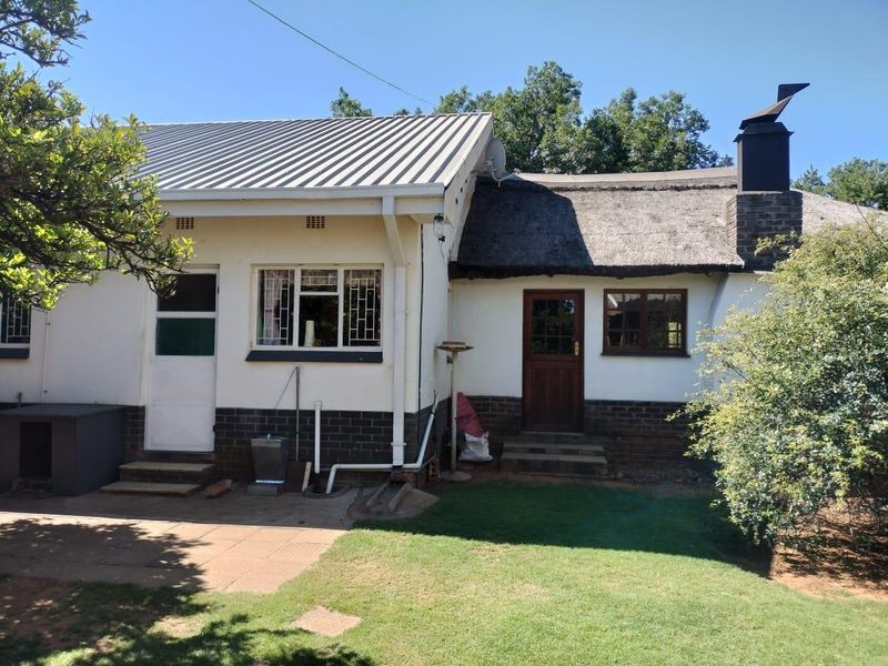 Excellent house.Large rooms. Flatlet. Solar panels. Nice garden.Borehole. - Photo 5