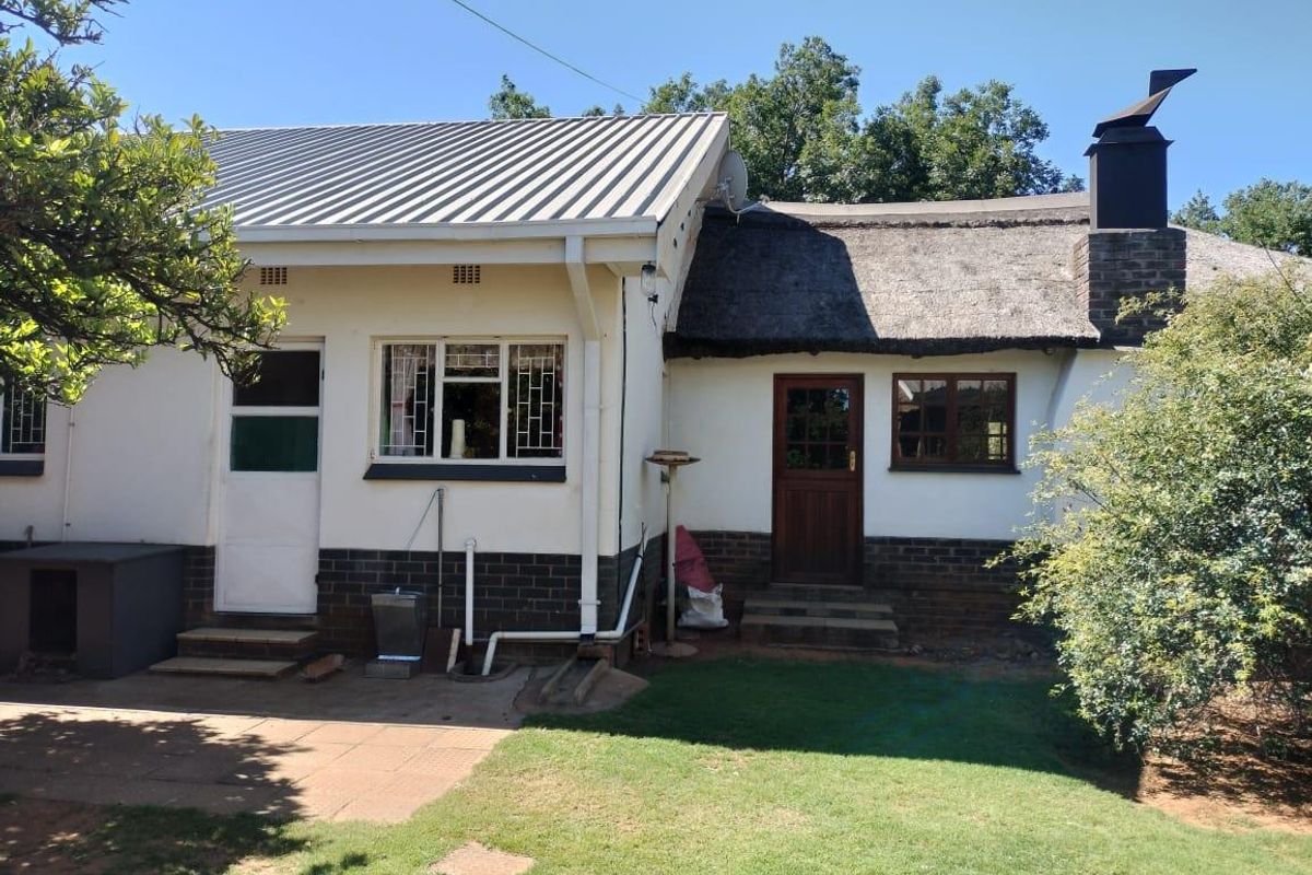 Excellent house.Large rooms. Flatlet. Solar panels. Nice garden.Borehole. - Photo 5