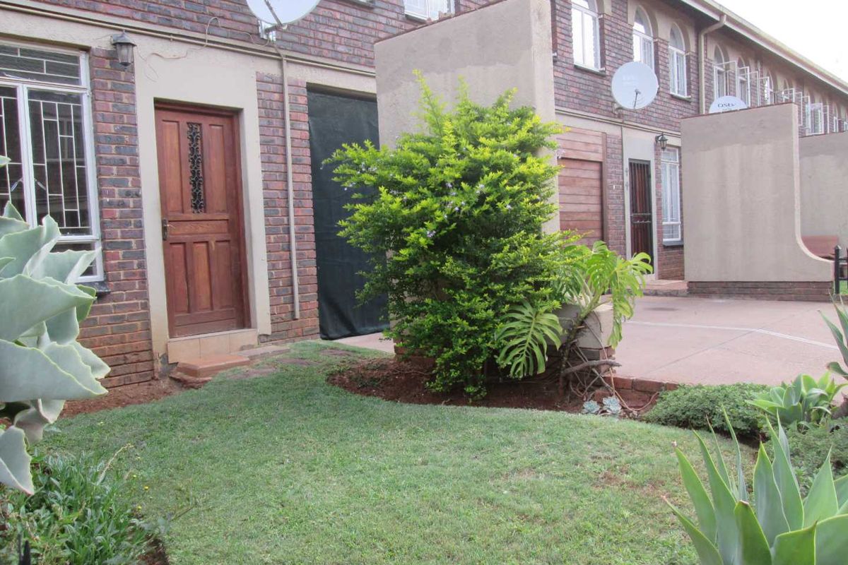 VERY BEAUTIFUL, NEAT AND CLEAN [3] BEDROOMS DUPLEX FOR SALE IN PRETORIA NORTH  [ BARGAIN ] - Photo 5