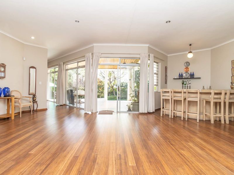 Delightful 3 Bed Family Home within walking distance to St Stithians College - Photo 4