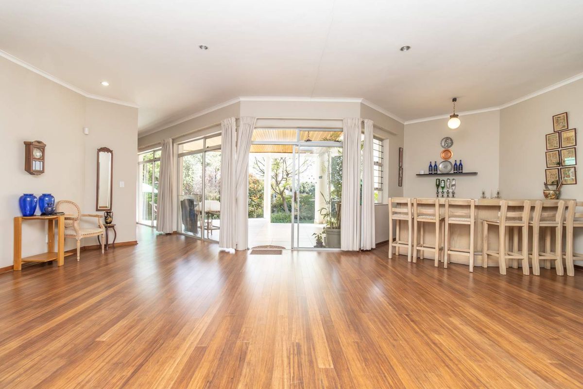 Delightful 3 Bed Family Home within walking distance to St Stithians College - Photo 4