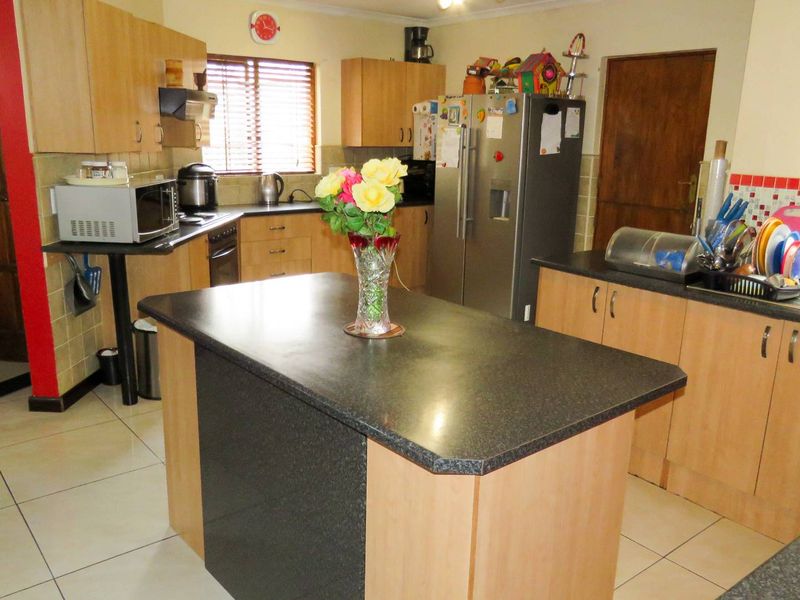 Your Family Oasis in Meyersig Awaits – Space, Security, and Lifestyle - Photo 3