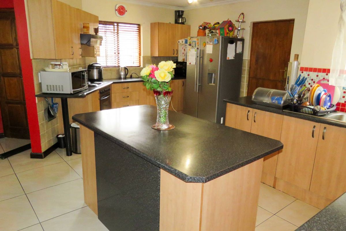 Your Family Oasis in Meyersig Awaits – Space, Security, and Lifestyle - Photo 3