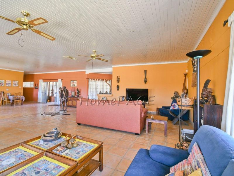 Omaruru:  Very neat 5 Bedr Home is for Sale - Photo 6