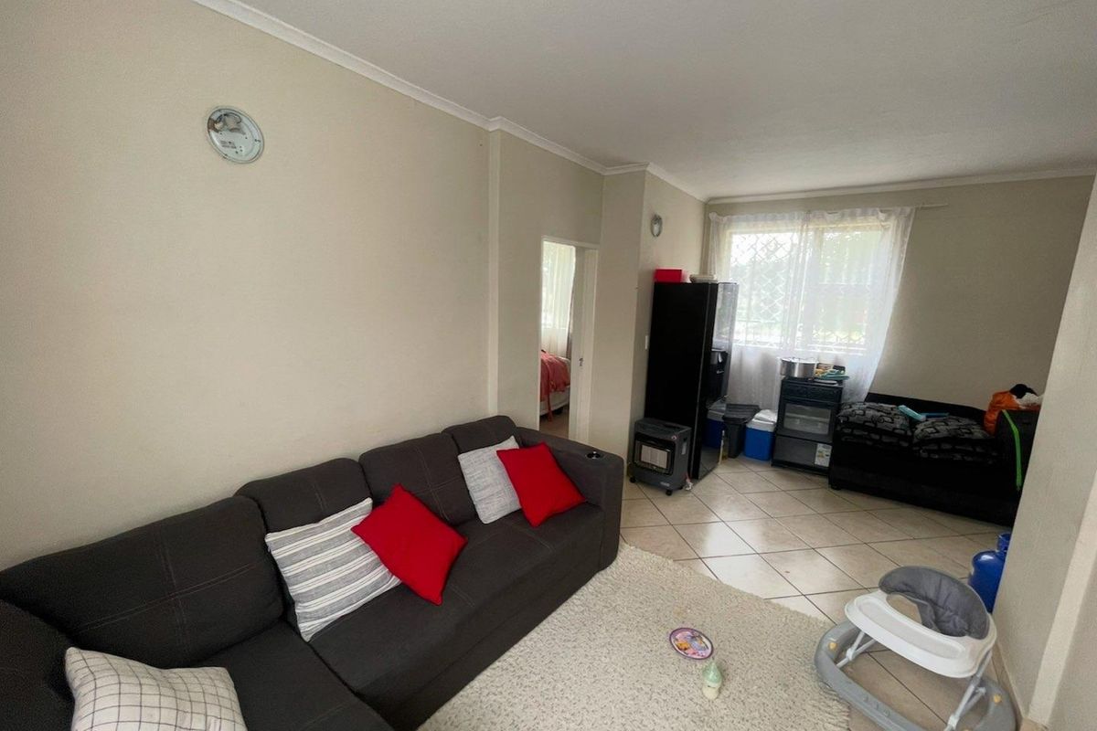 Two bedroom apartment for sale in Madadeni - Photo 2