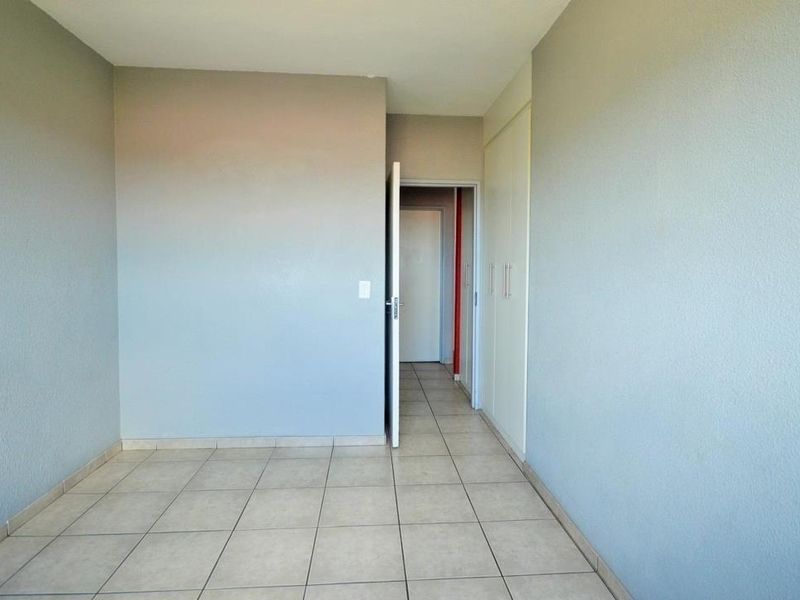 Bright open-plan living with sleek finishes in Alberton North - Photo 7