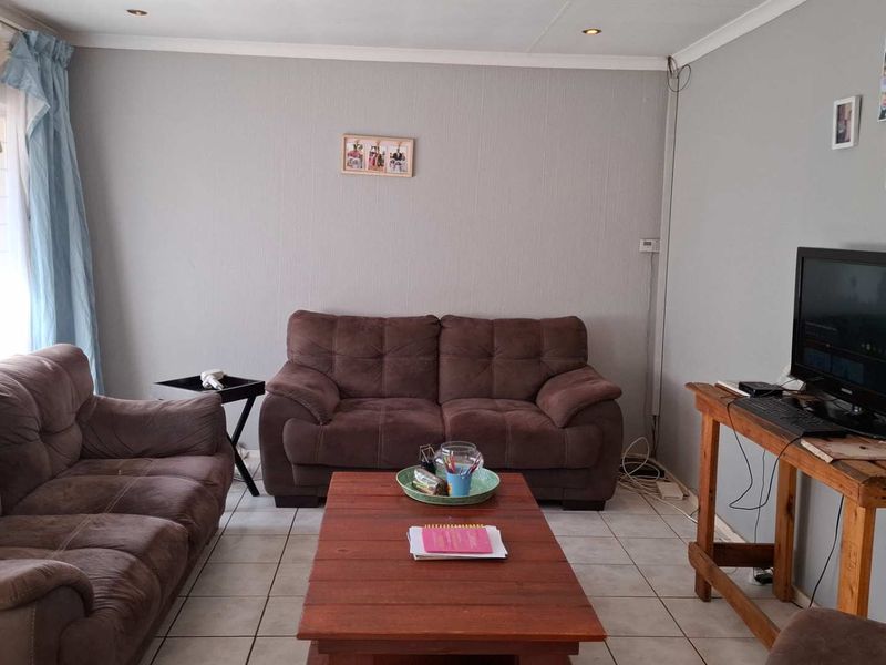 Free Standing Three Bedroom House in Albertsdal. - Photo 4