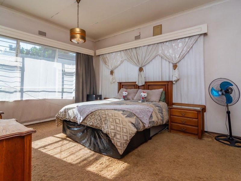 Spacious family Home with flatlet in tranquil Wilro Park - Photo 4