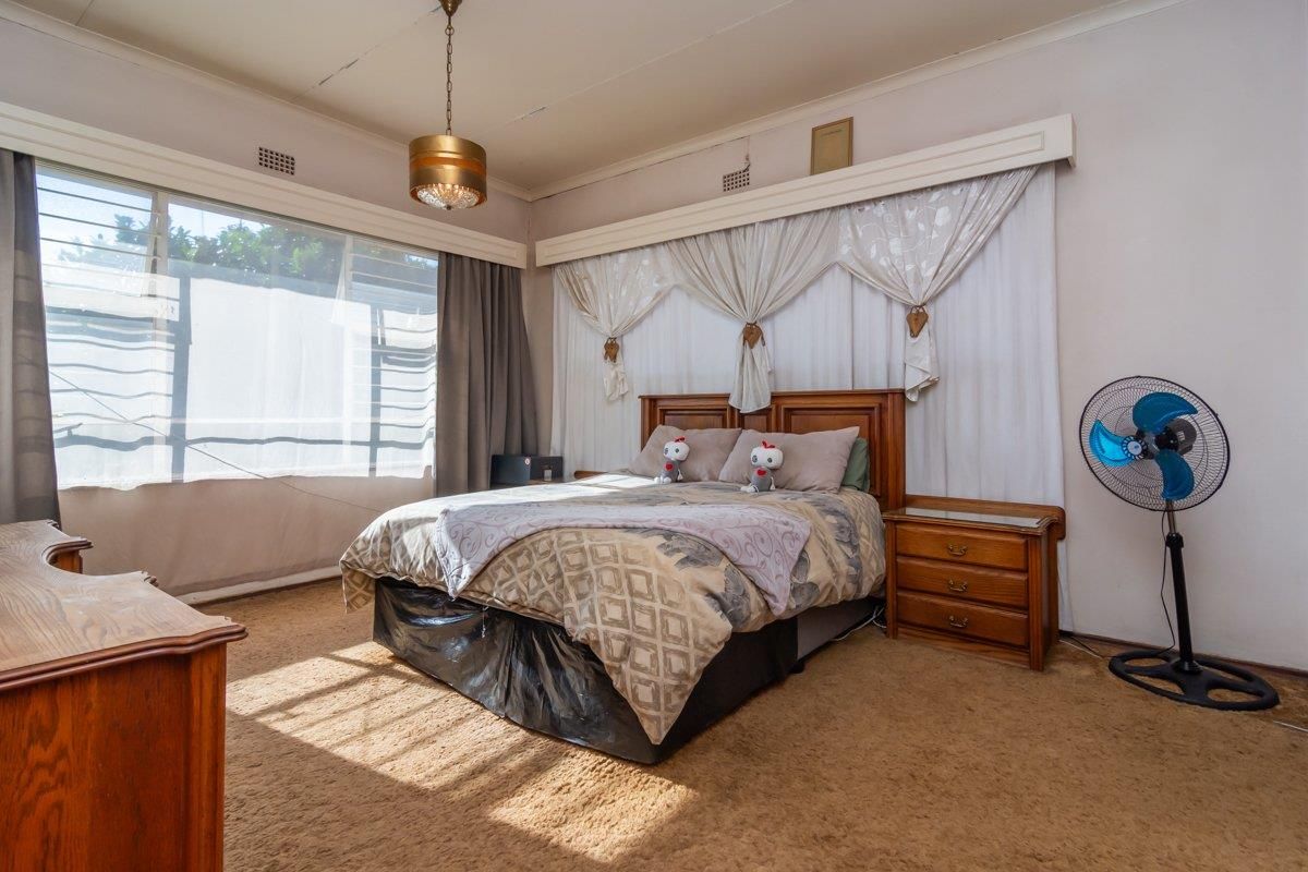 Spacious family Home with flatlet in tranquil Wilro Park - Photo 4