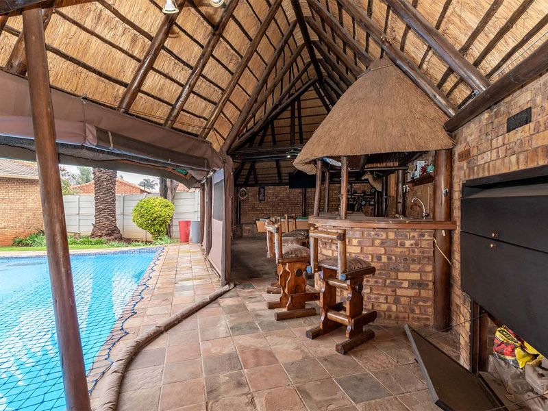 SPACIOUS FAMILY HOME IN ENCLOSURE - Photo 5