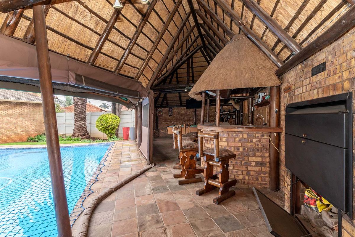 SPACIOUS FAMILY HOME IN ENCLOSURE - Photo 5