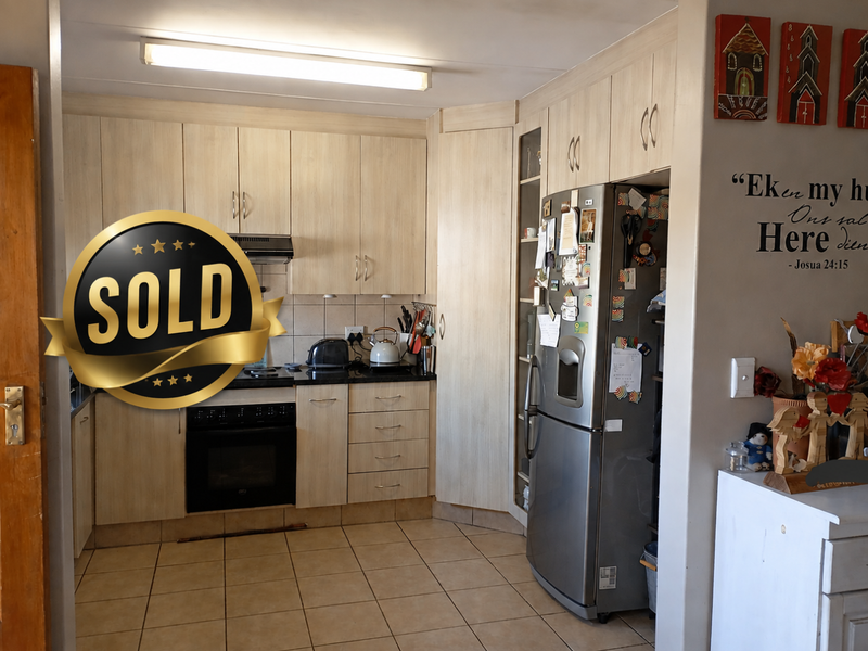Beautiful 3-bedroom Townhouse in a well-maintained complex in Annlin.