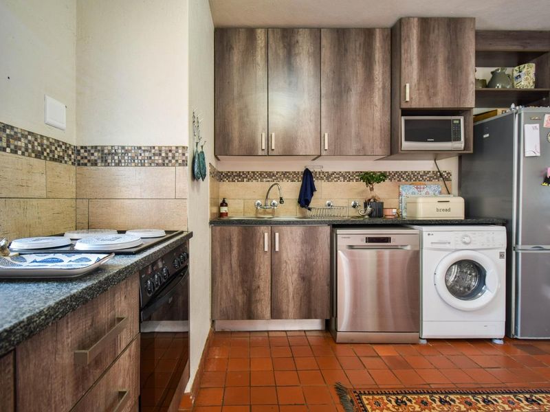 Mint Two bedroom duplex in double security complex - Die Wilgers - Photo 3