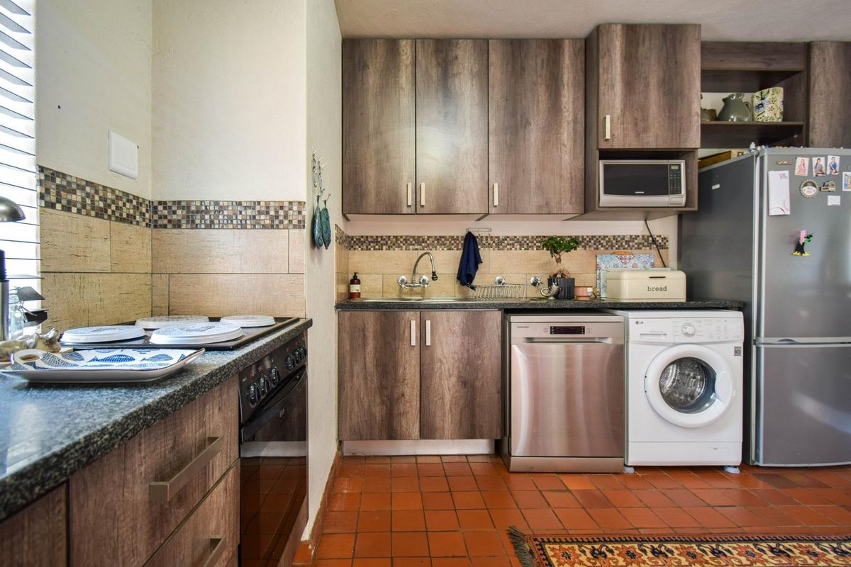 Mint Two bedroom duplex in double security complex - Die Wilgers - Photo 3