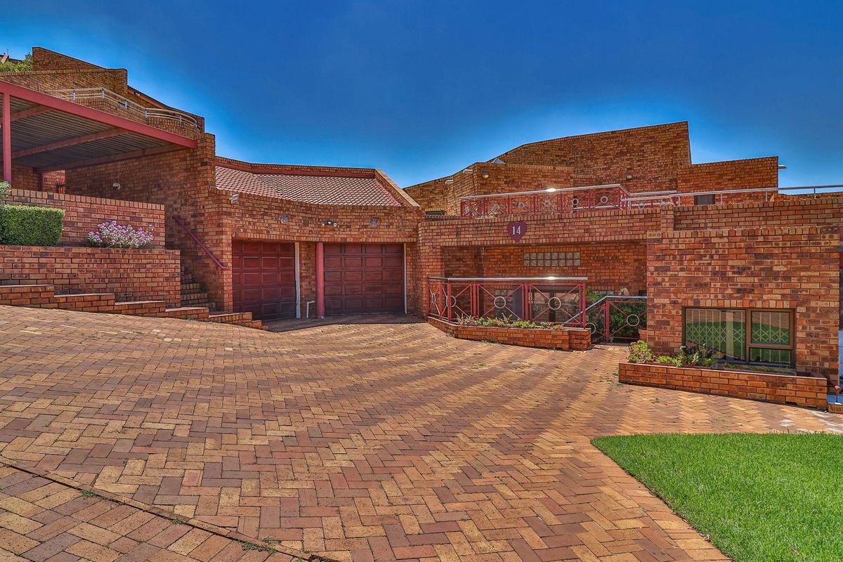 Spacious Family Home in Secure Estate - Photo 3