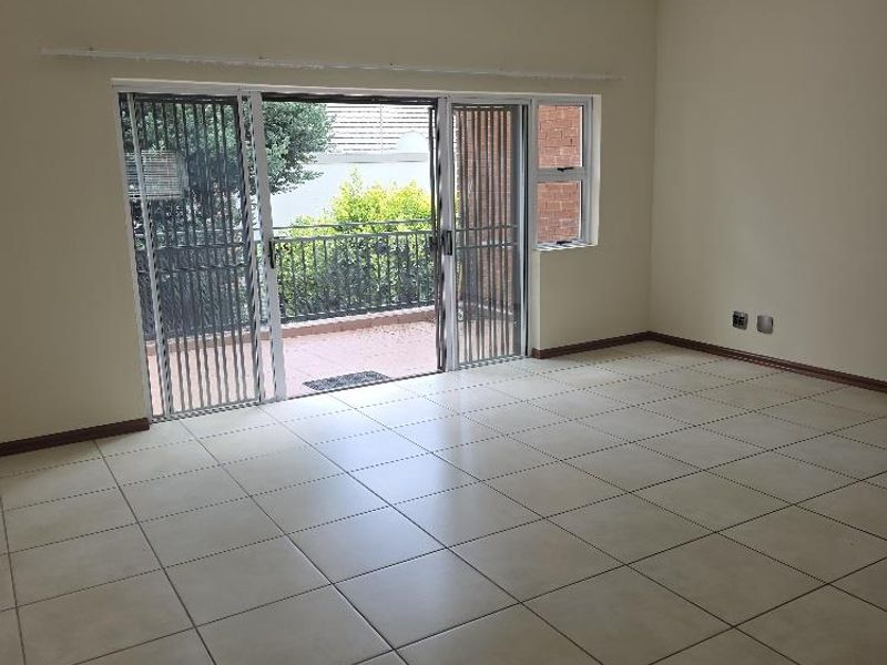 TREMENDOUS 2 BED 2 BATH APARTMENT IN THE BEAUTIFUL ARE OF PARKVIEW - Photo 3