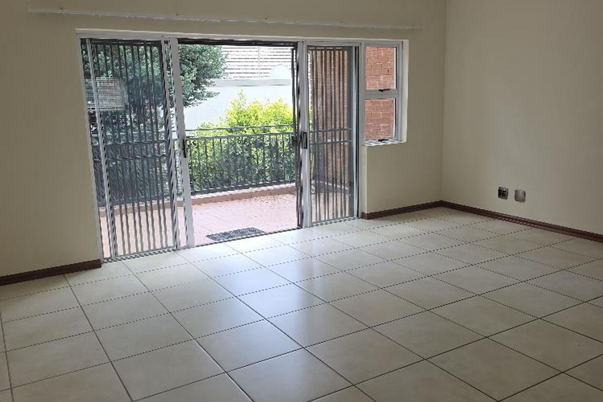 TREMENDOUS 2 BED 2 BATH APARTMENT IN THE BEAUTIFUL ARE OF PARKVIEW - Photo 3