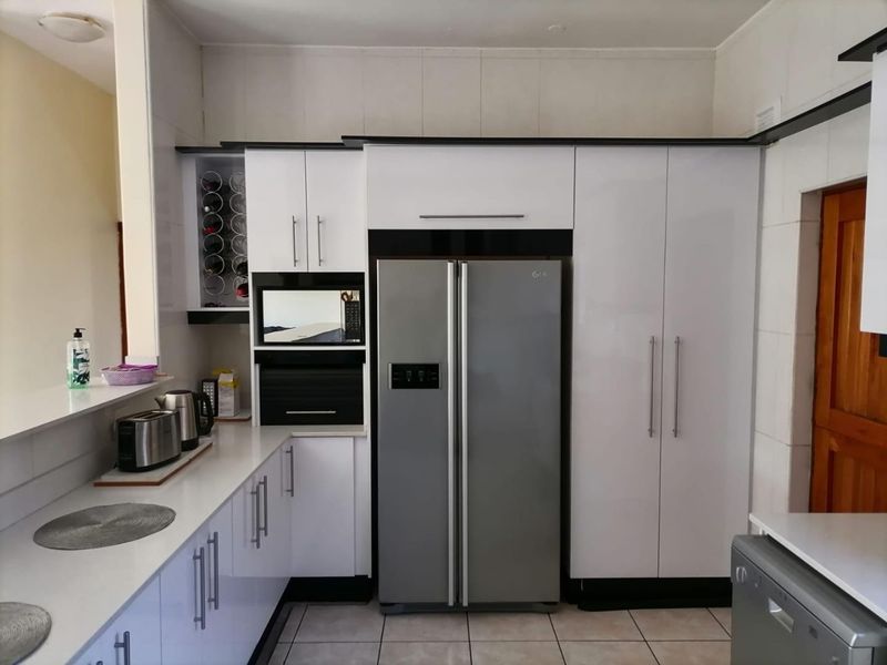 Luxury 5 Bedroom Family Home with Pool &amp; Garden in Prime Malvern Queensburgh - Photo 8