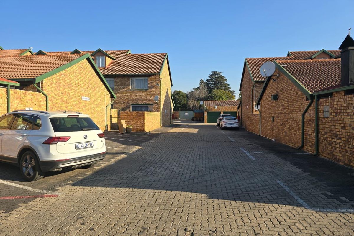 3 Bedroom Secure Townhouse in Kempton Park Ext 4 - Photo 2