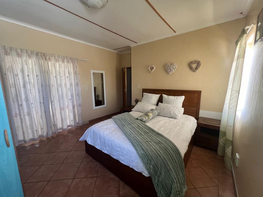 Main Bedroom with en-suite bathroom