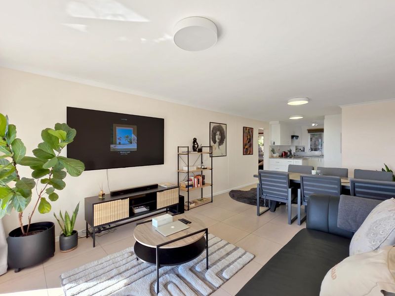 Tranquil City Views Await: Secure Two-Bedroom Apartment - Photo 3