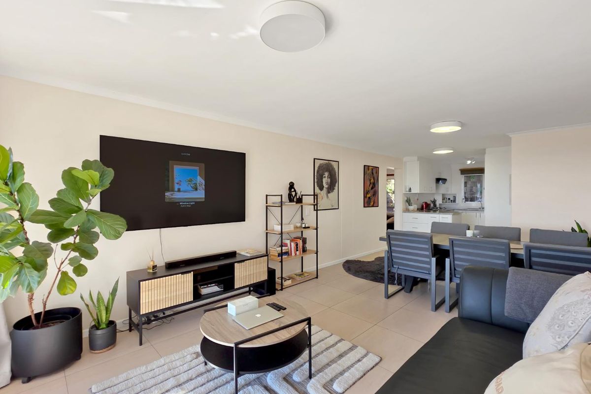 Tranquil City Views Await: Secure Two-Bedroom Apartment - Photo 3