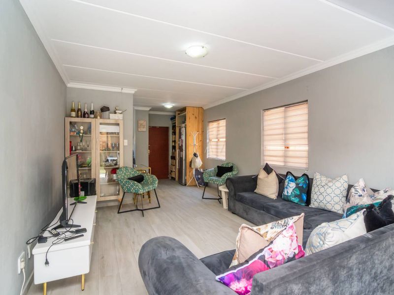 Family friendly estate in a prime location, close to schools, shops, and more!" - Photo 10