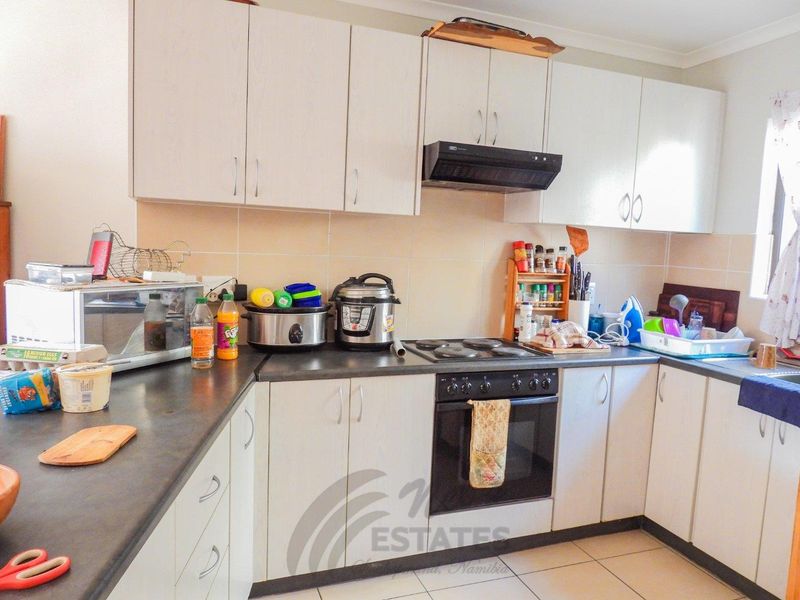 Townhouse in secure complex for sale - Photo 4