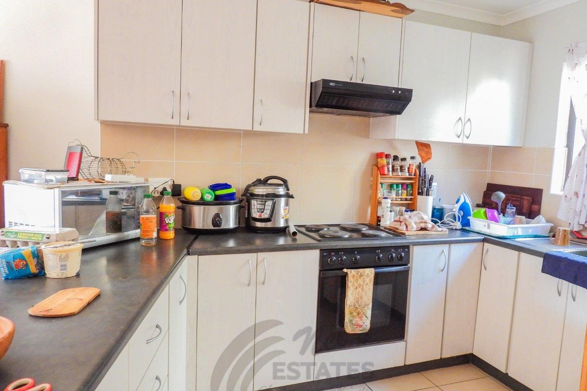 Townhouse in secure complex for sale - Photo 4