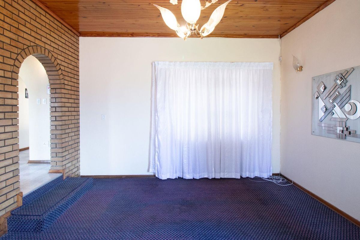 Stunning Spacious 4 Bedroom House - Photo 4