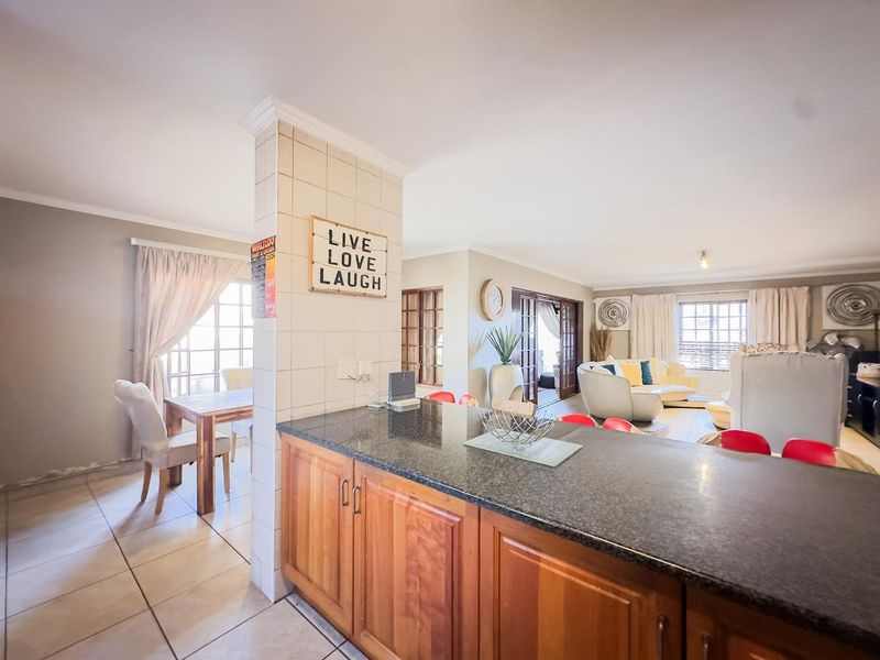 Elegant 3-Bedroom Duplex with an Enclosed Patio - Photo 6