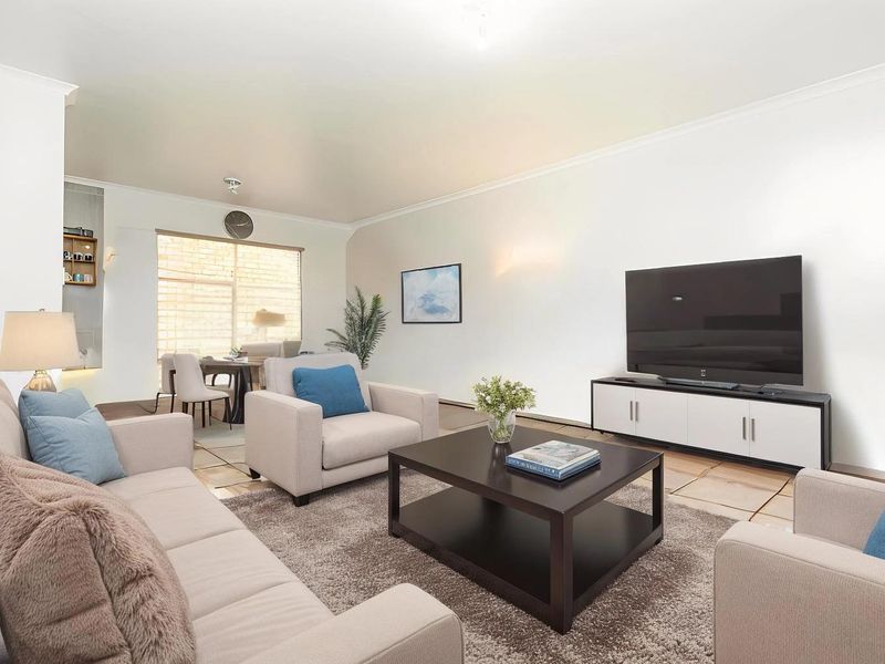 Spacious 3-Bedroom Home in Prime Honeydew Manor Location - Photo 4