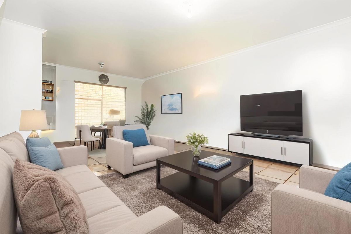 Spacious 3-Bedroom Home in Prime Honeydew Manor Location - Photo 4