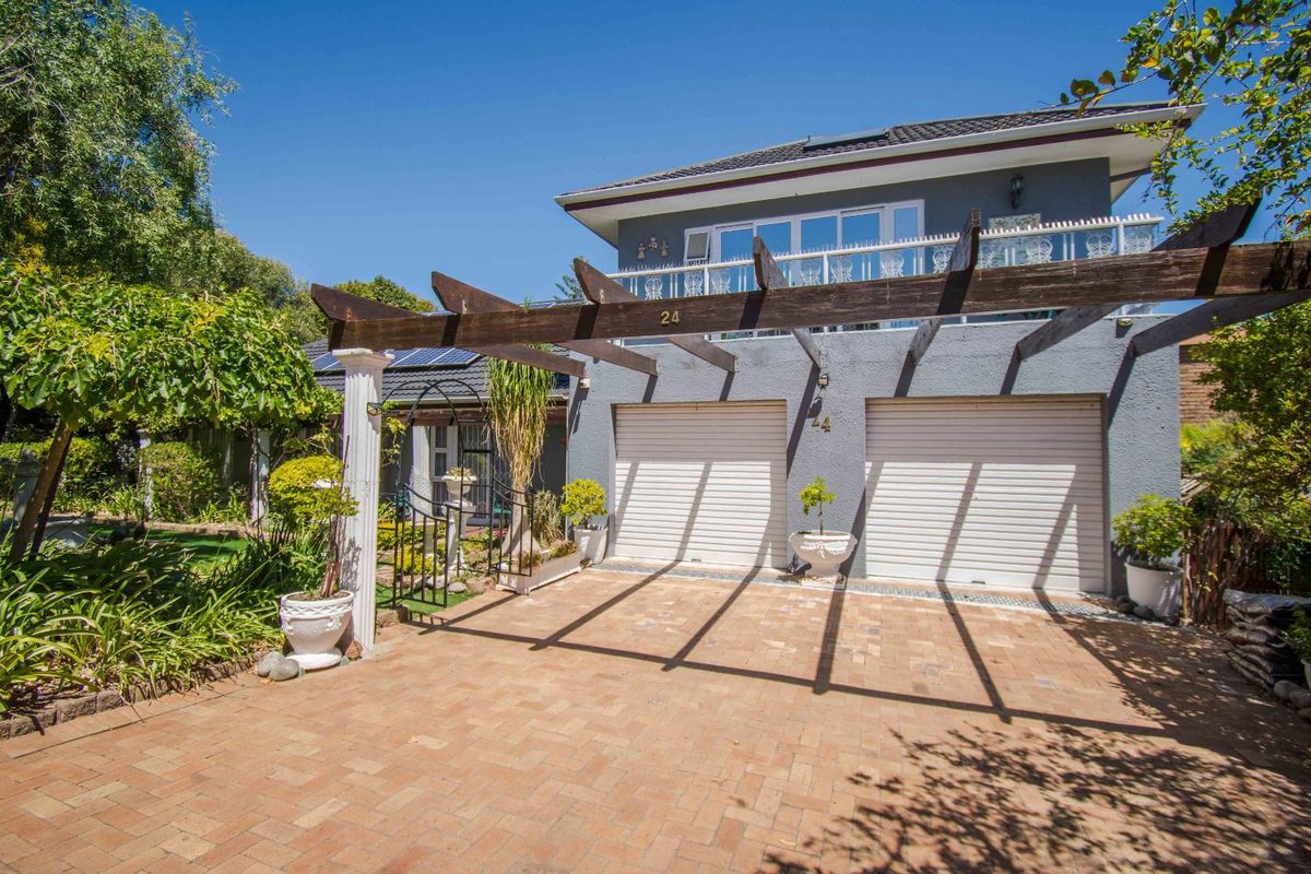 Potential, charm and lots of space in this unique property - Photo 5