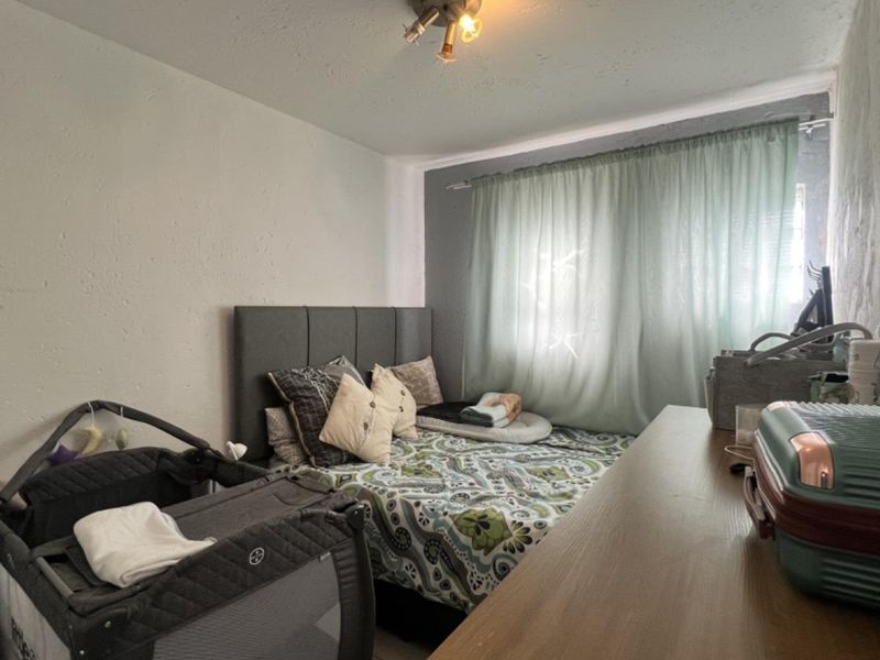 Cozy 2-Bed Home with Open Plan Living & Spacious Kitchen - Photo 9