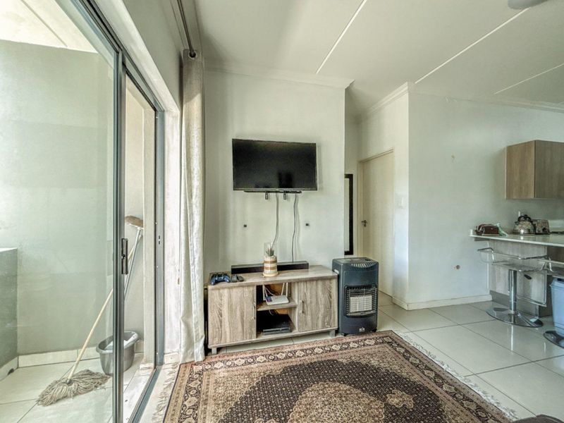 Modern Look-Up and Go 1 Bedroom Apartment /Flat for sale in Halfway Gardens - Photo 9