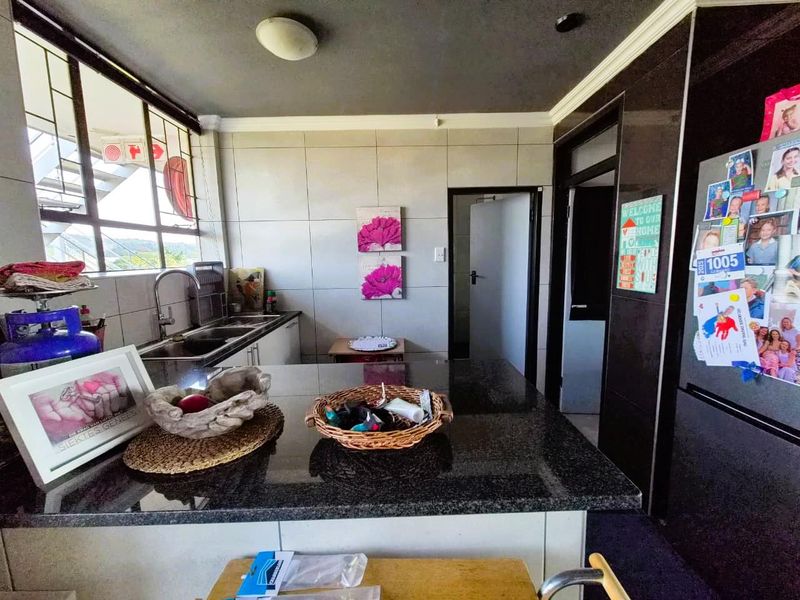 Bright, Modern & Perfectly Positioned - Photo 10