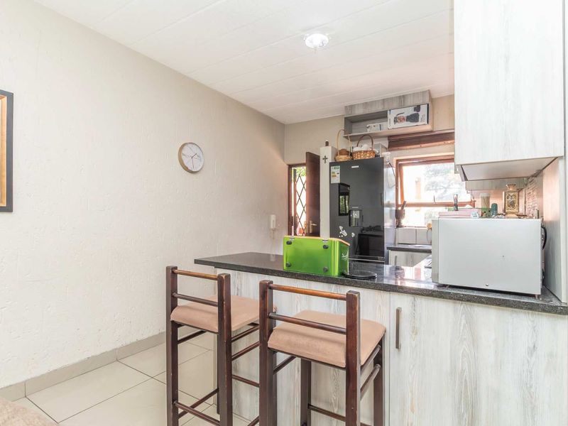 Spacious 2-Bedroom Apartment with Modern Amenities in Prime Location - Photo 9