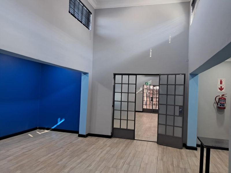 Prime Office Space in a High-Exposure Business Location - Photo 6