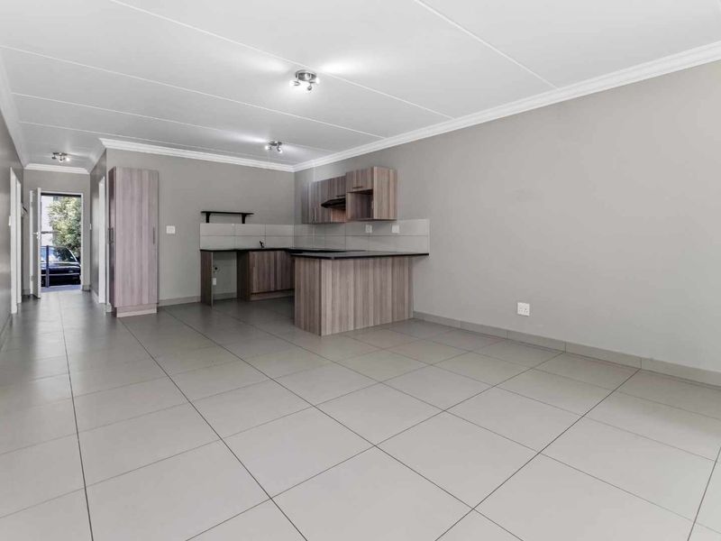 GROUND FLOOR UNIT IN A QUIET AND HIGHLY DESIRABLE LOCATION - Photo 3