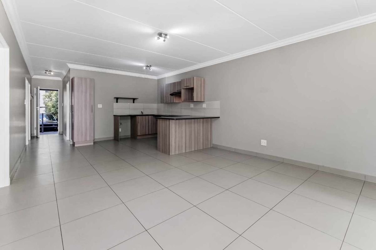 GROUND FLOOR UNIT IN A QUIET AND HIGHLY DESIRABLE LOCATION - Photo 3