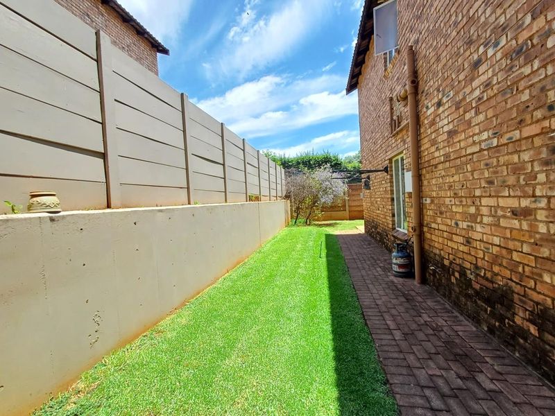 Charming Pet-Friendly Duplex with Enclosed Garden - Photo 4