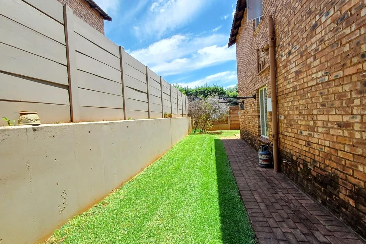 Charming Pet-Friendly Duplex with Enclosed Garden - Photo 4