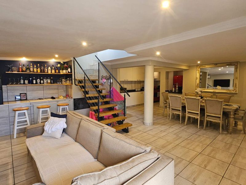 Spacious holiday apartment steps from shops & medical care - Photo 9