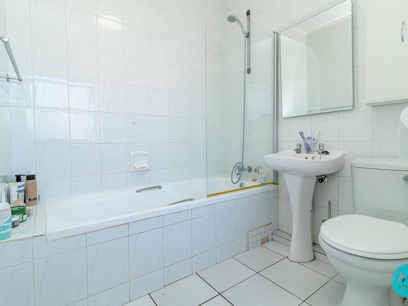 Ideal First Time Buy - Secure Lock-Up and Go Apartment! - Photo 8